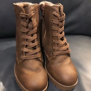 Brown boots w/ heel